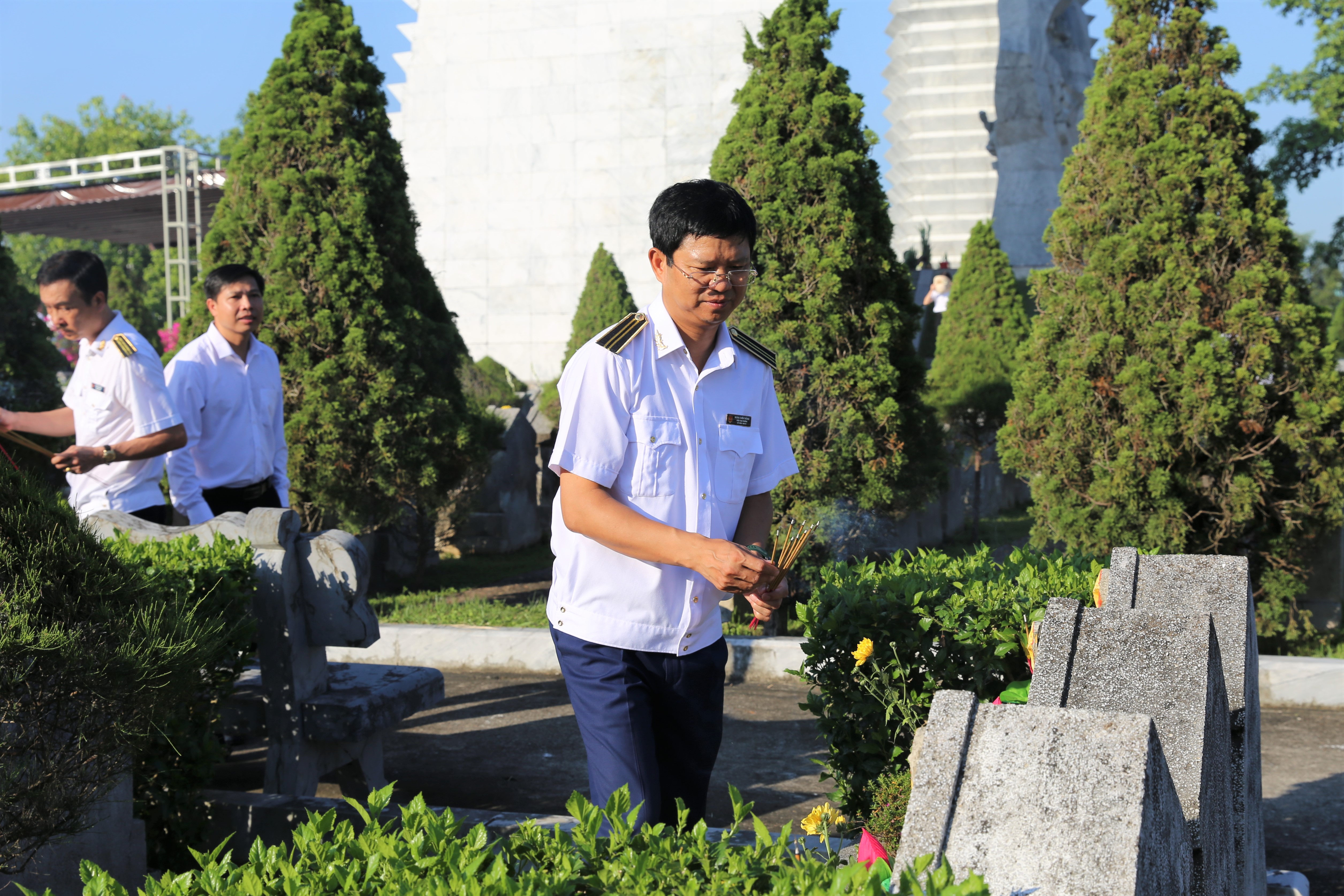Kiểm toán nhà nước khu vực XI dâng hương tưởng niệm các anh hùng, liệt sỹ
